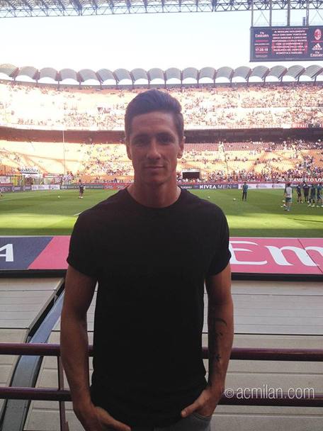 Fernando Torres, ultimo acquisto del Milan, a bordo campo prima del match. Twitter